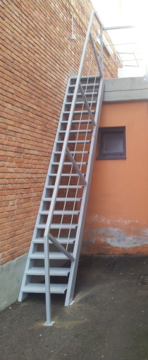 scale carpenteria metallica strutture in ferro firenze toscana pistoia prato prezzi scala di servizio presso scuola Firenze Toscana
