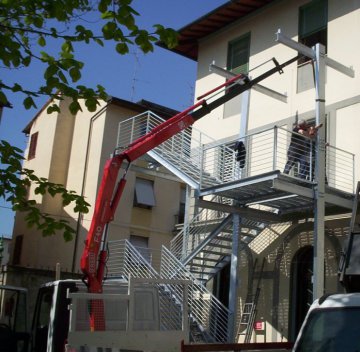 carpenteria strutture scala di Emergenza presso scuola Firenze Toscana